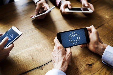 Group of People Using Smartphones, adults, business, cellphone HD wallpaper