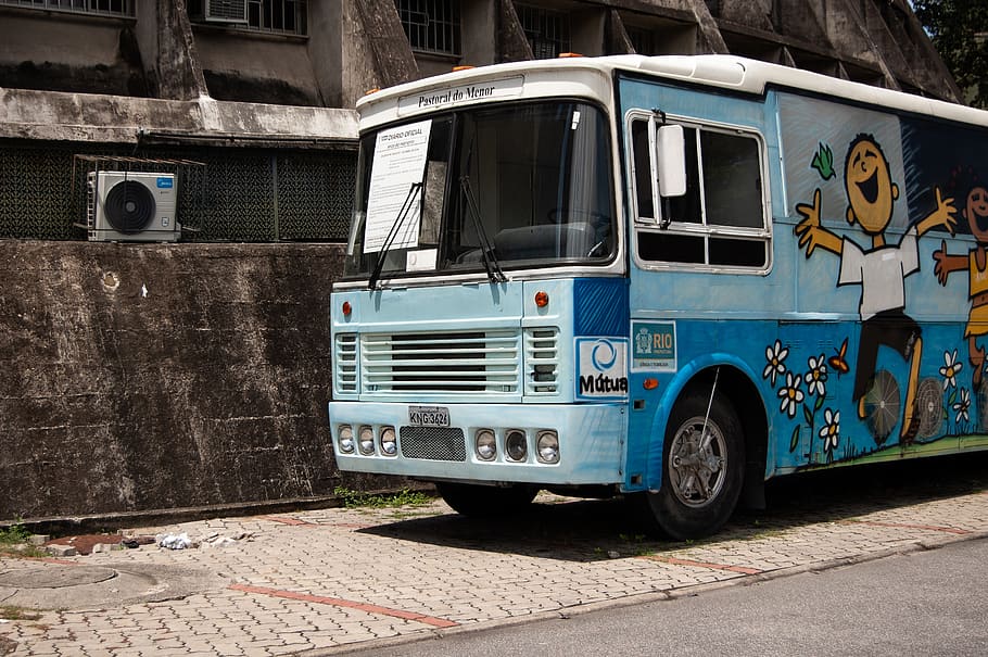 blue bus on sidewalk, vehicle, transportation, tour bus, electronics HD wallpaper