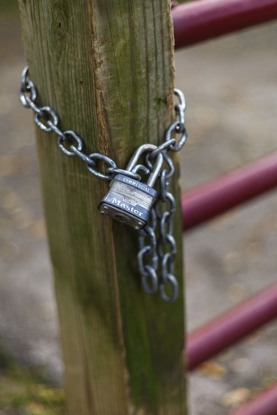 lock, chain, padlock, gate, post, safety, protection, security HD wallpaper