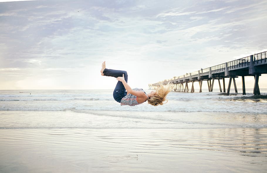 sea, ocean, water, waves, bridge, structure, people, girl, tumbling HD wallpaper