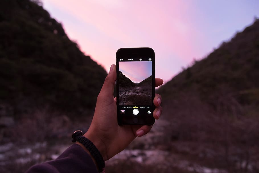 Man Photographing Landscape With His Smartphone, smart phone HD wallpaper