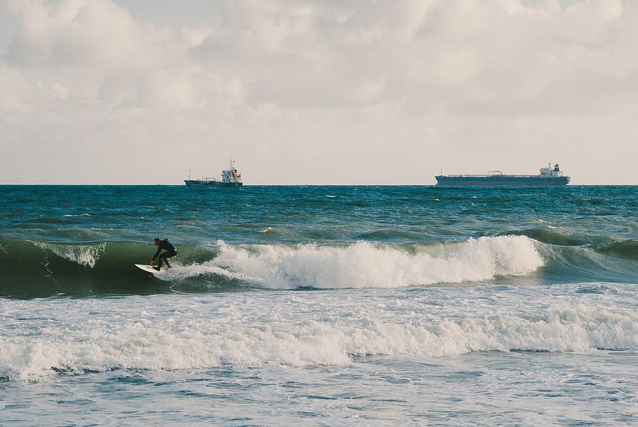 Surfer with the ships in the background, blue, england, sport HD wallpaper