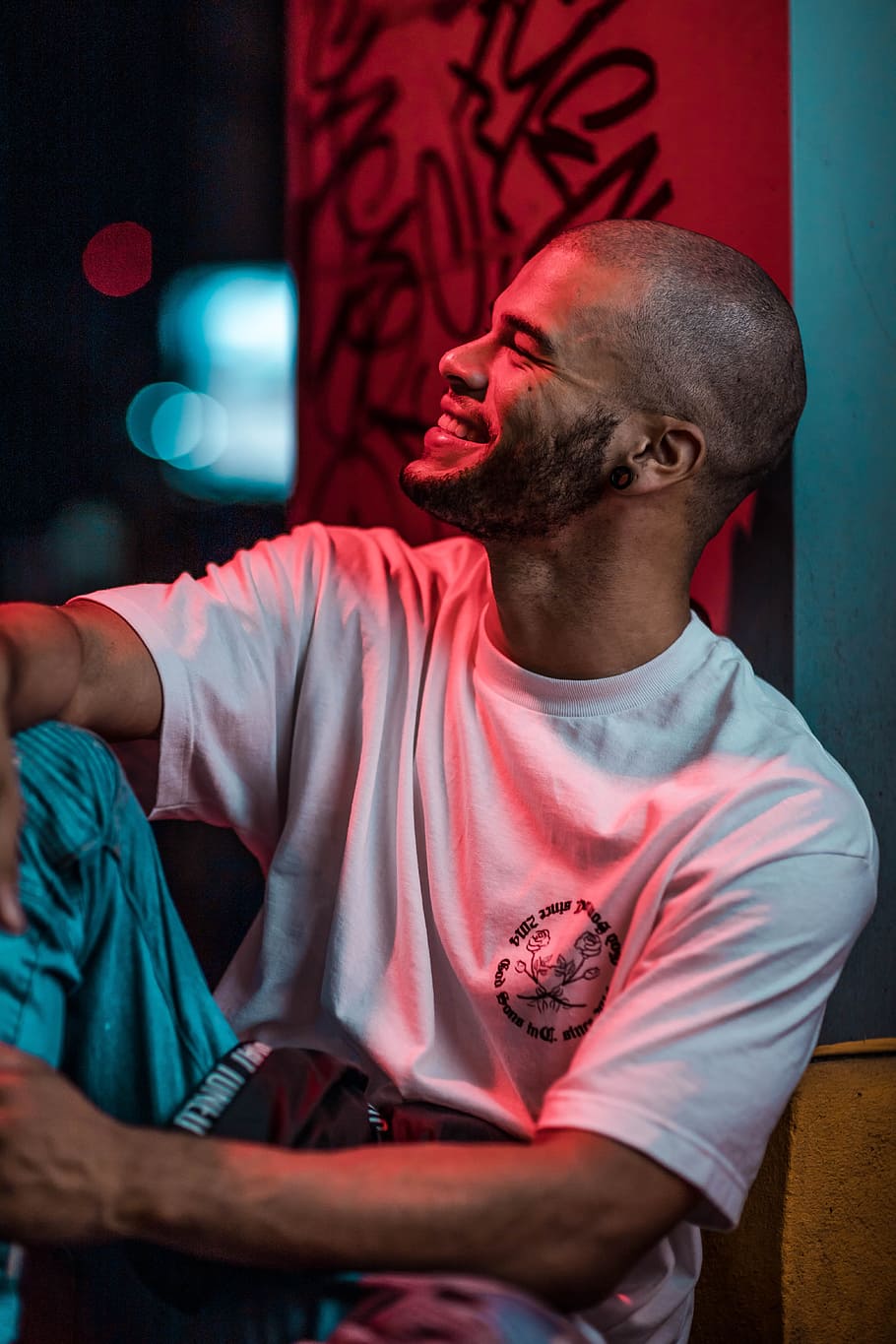 Smiling Man Wearing White Crew-neck T-shirt, bald, blur, bokeh HD wallpaper