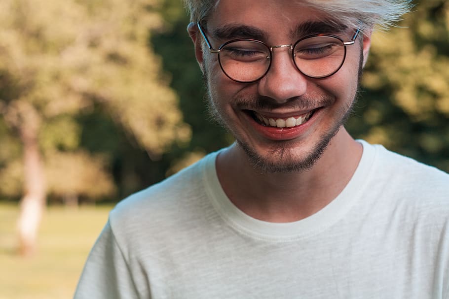 smiling man taking selfie, glasses, happiness, portrait, teeth HD wallpaper