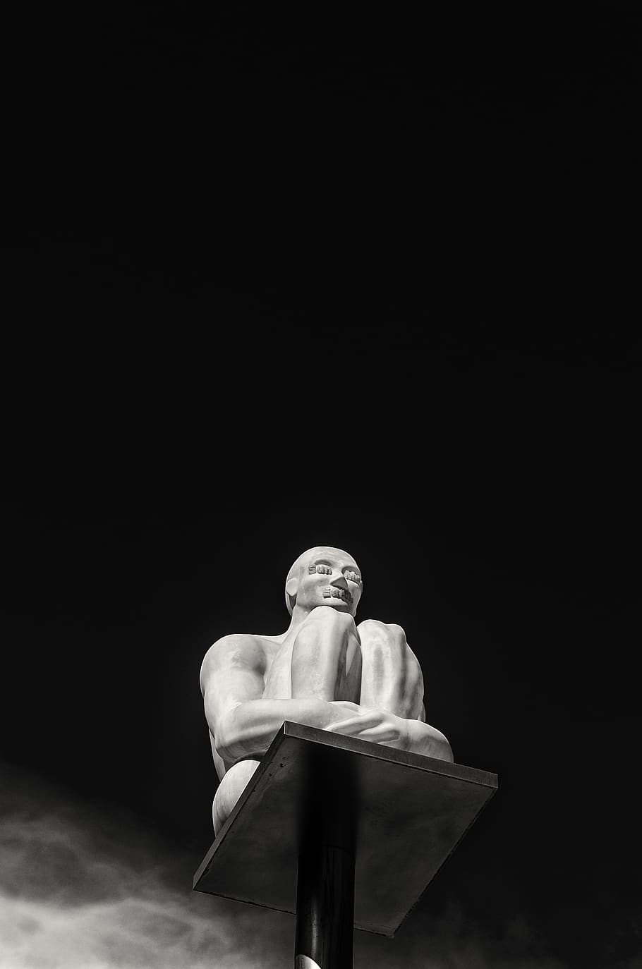 sitting man statue at night, human representation, sculpture HD wallpaper