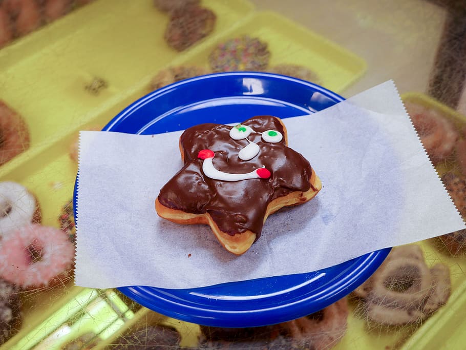 A smiley faced star donut sitting on a blue plate, bakery, breakfast HD wallpaper