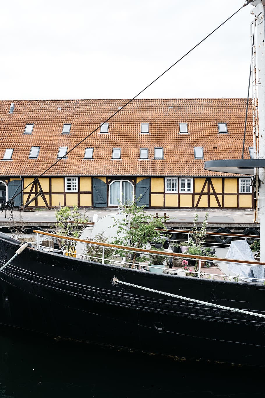 black boat beside the bay, architecture, built structure, building exterior HD wallpaper