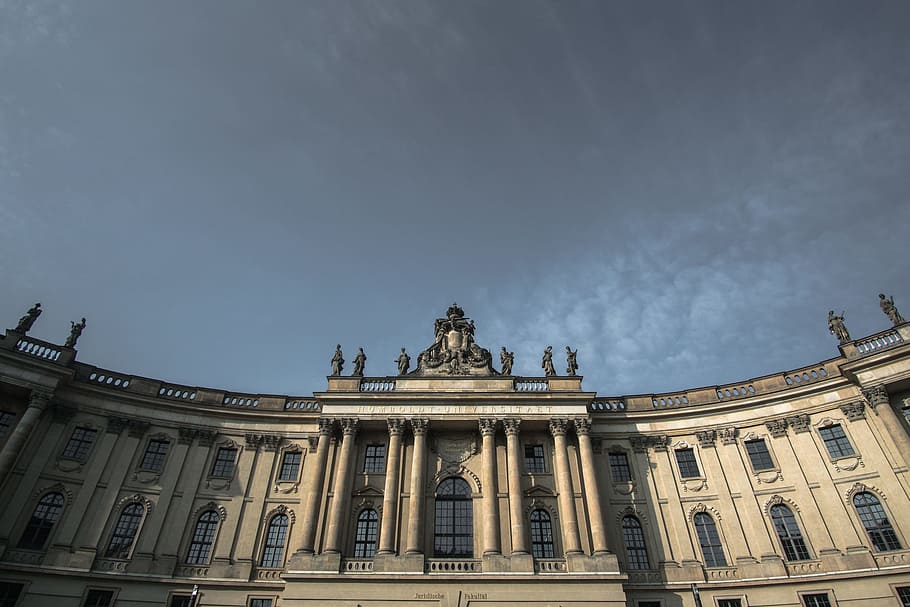 White and Gray Concrete Building Under Gray Daytime Sky, architecture HD wallpaper