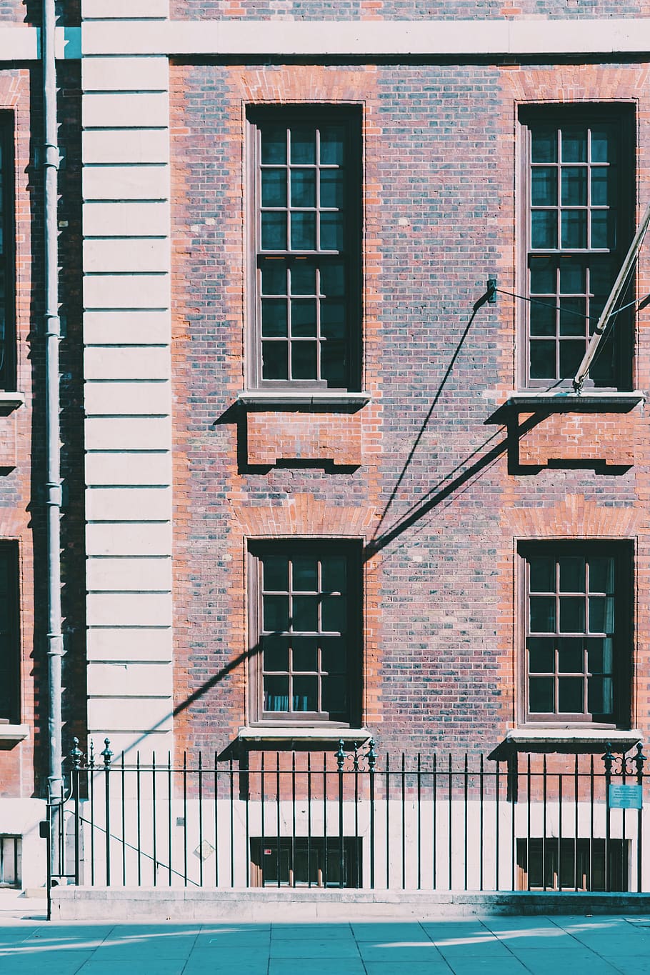 brown painted building, brick, london, united kingdom, housing HD wallpaper