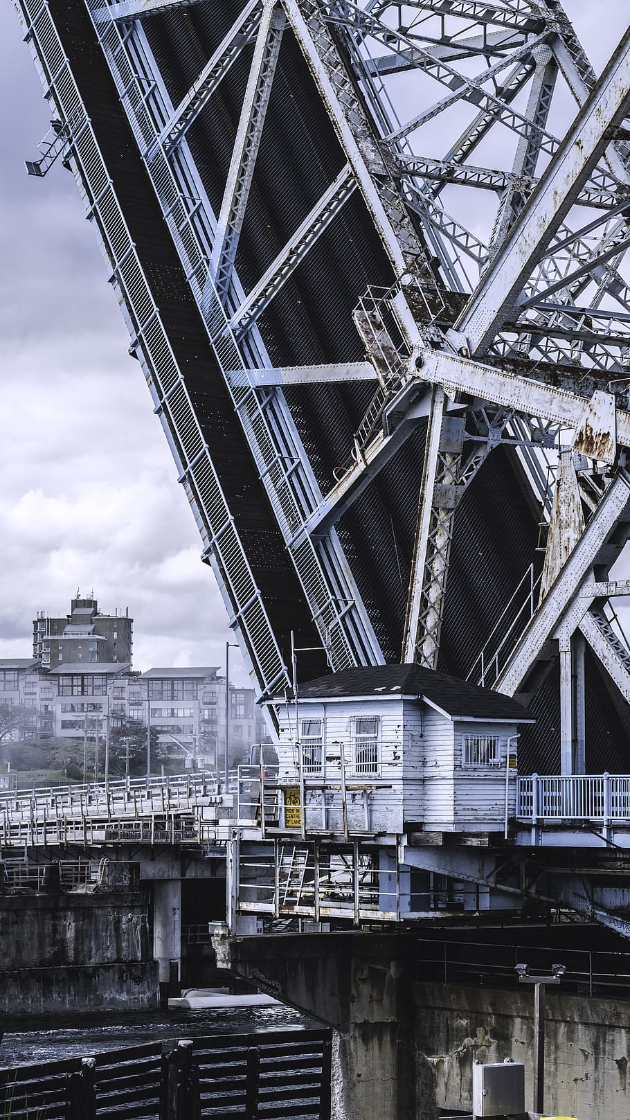 black, white, and black bascule bridge under white skies, building HD wallpaper