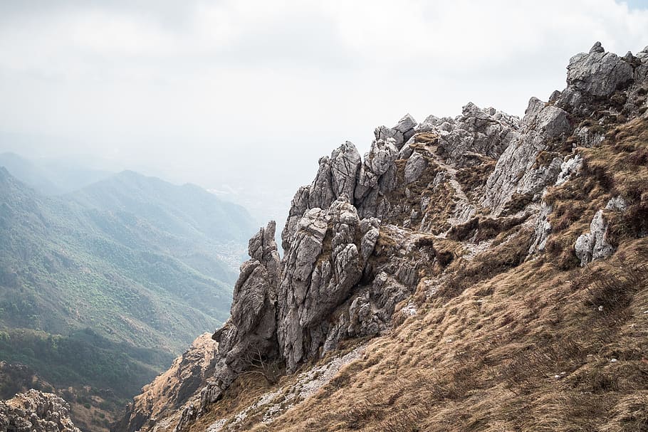 gray rock formation edge, mountain, beauty in nature, mountain range HD wallpaper