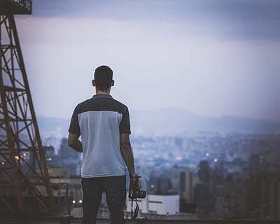 man standing while holding black DSLR camera, person, human, clothing HD wallpaper