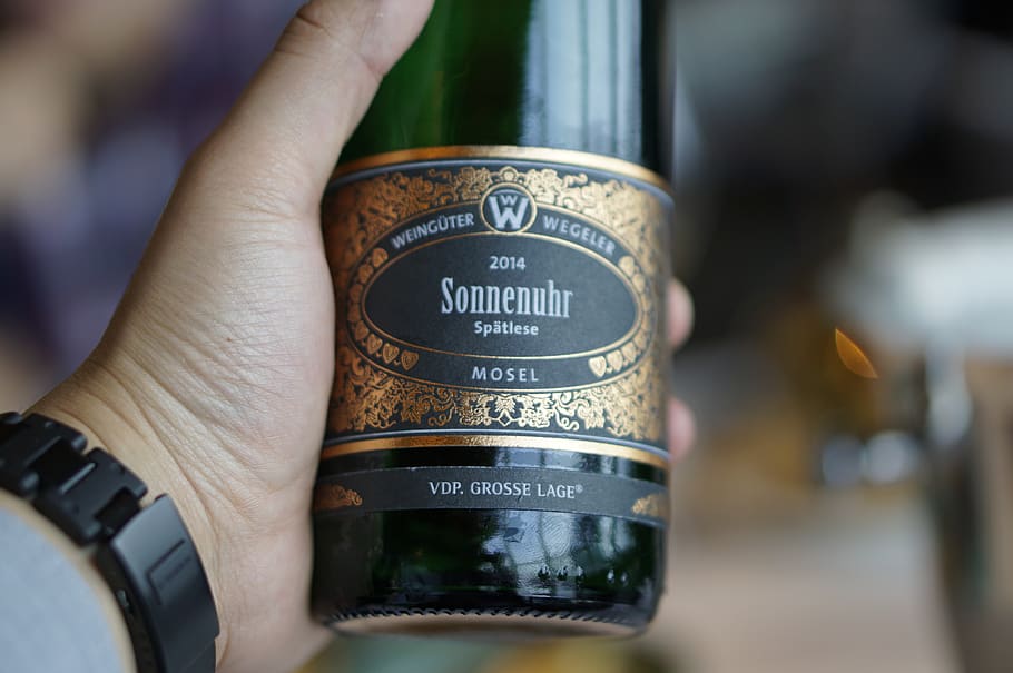 Sonnenuhr bottle, alcohol, beverage, drink, beer, person, human HD wallpaper