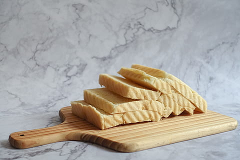 Slice Bread on Brown Chopping Board, bake, baked, baking, close-up HD wallpaper