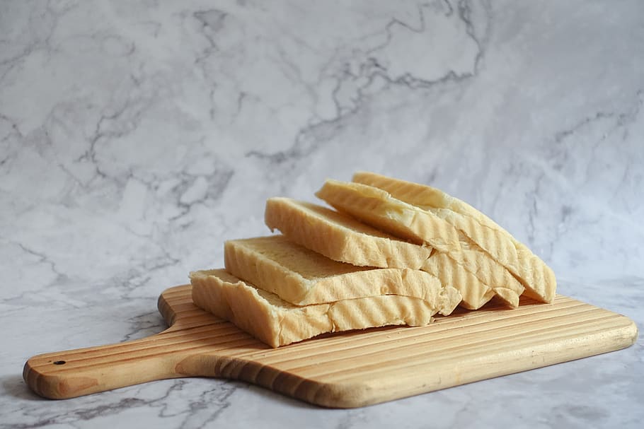 Slice Bread on Brown Chopping Board, bake, baked, baking, close-up HD wallpaper