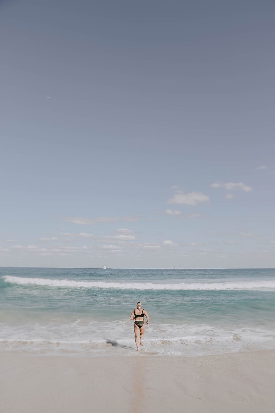 woman on seashore during daytime, summer, running, ocean, horizon HD wallpaper