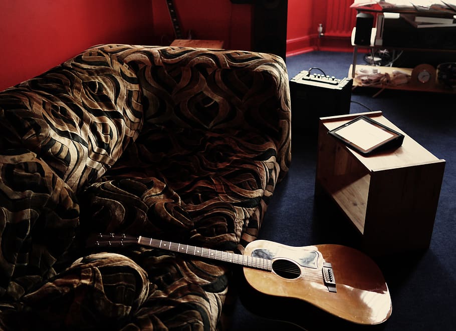 Brown Acoustic Guitar Leaning on Brown Velvet Couch, amplifier HD wallpaper