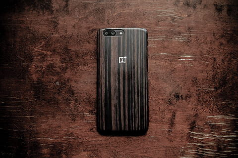 oneplus, oneplus5, oneplus phone, technology, wood, dark wood HD wallpaper