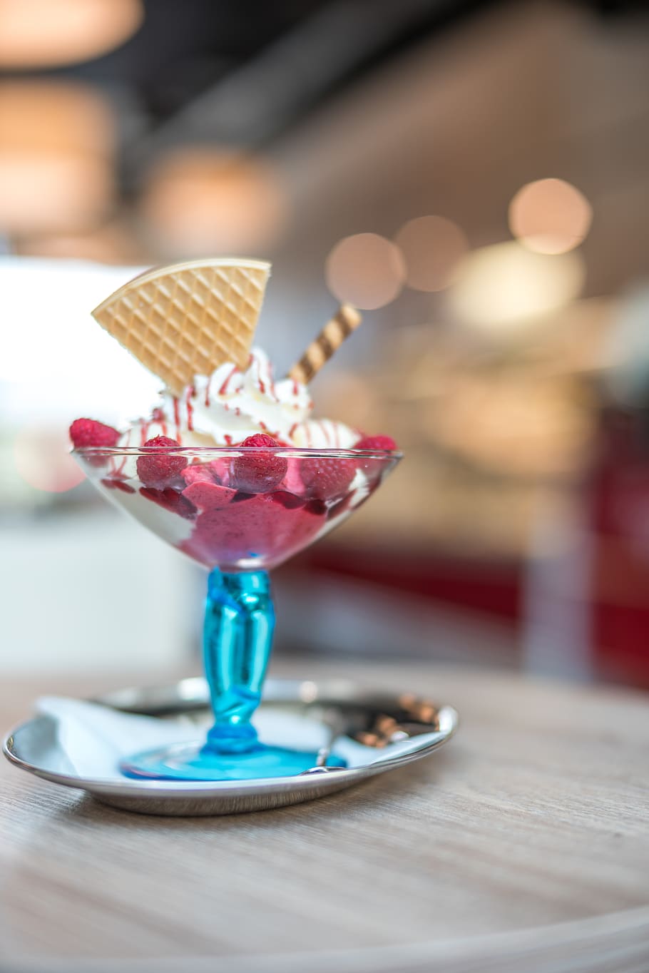 Selective Focus Photography of Strawberry Ice Cream With Cookie HD wallpaper