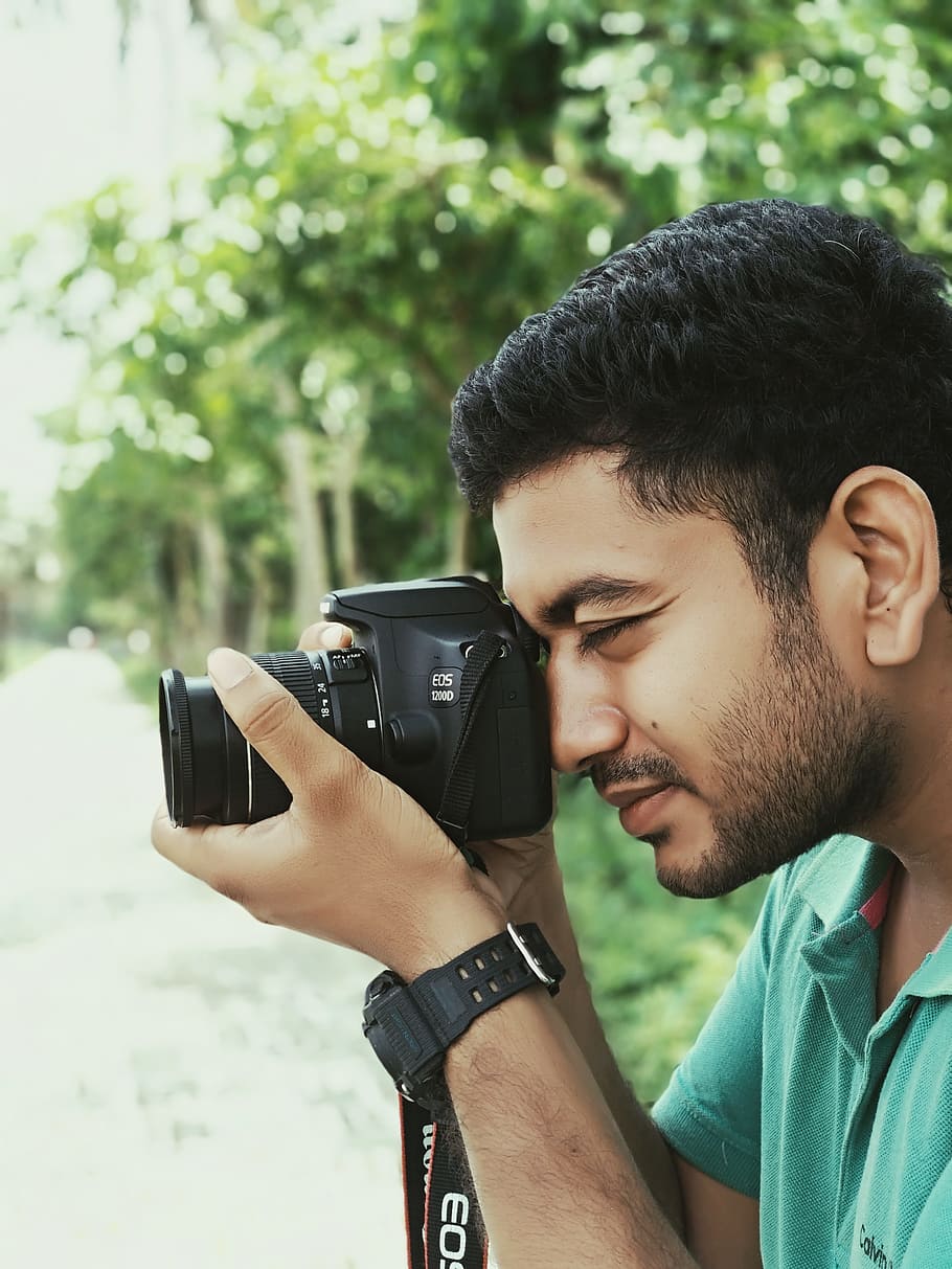 Man Using Canon Eos Camera, blurred background, daytime, facial expression HD wallpaper