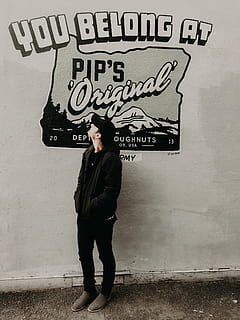 man looking at signage, person, clothing, apparel, label, text HD wallpaper