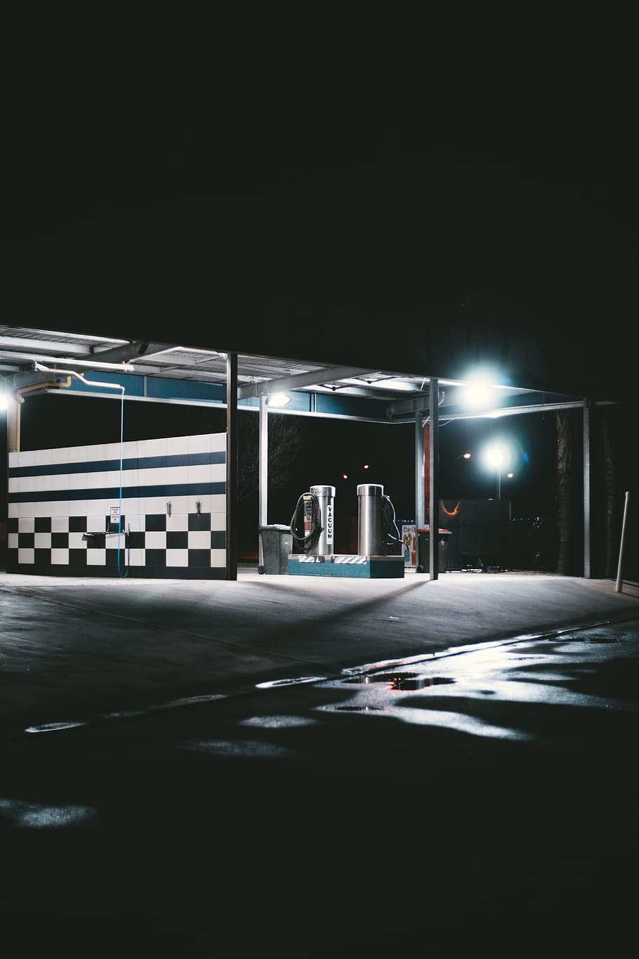 2560x1440] - Gas Station at Night, of Course. : r/wallpaper