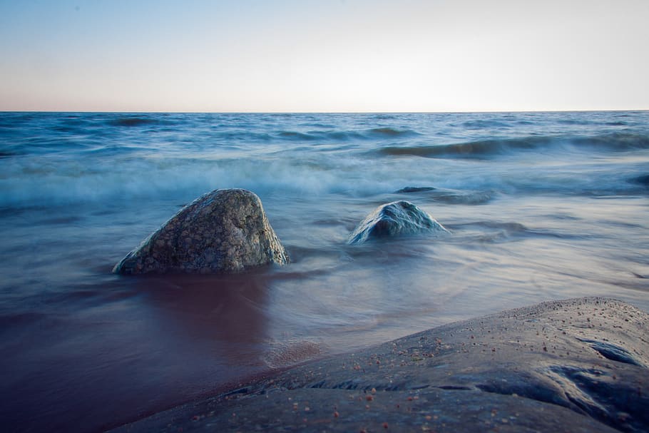lake, stones, sea, water, land, motion, sky, beach, horizon over water HD wallpaper