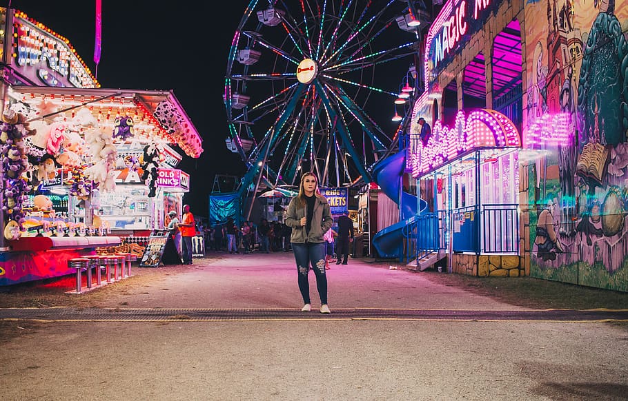 person standing in amusement partk, human, amusement park, theme park, HD wallpaper