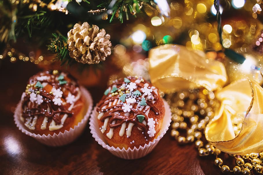 Two Cupcakes with Winter Decor, christmas, cookie, muffin, xmas HD wallpaper