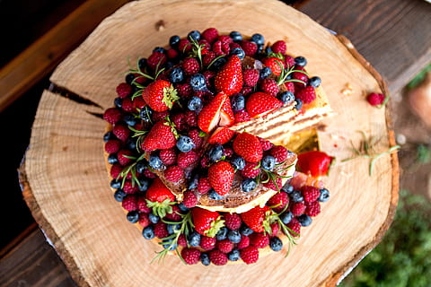 Amazing fruit cake with strawberries, blueberries and raspberries HD wallpaper