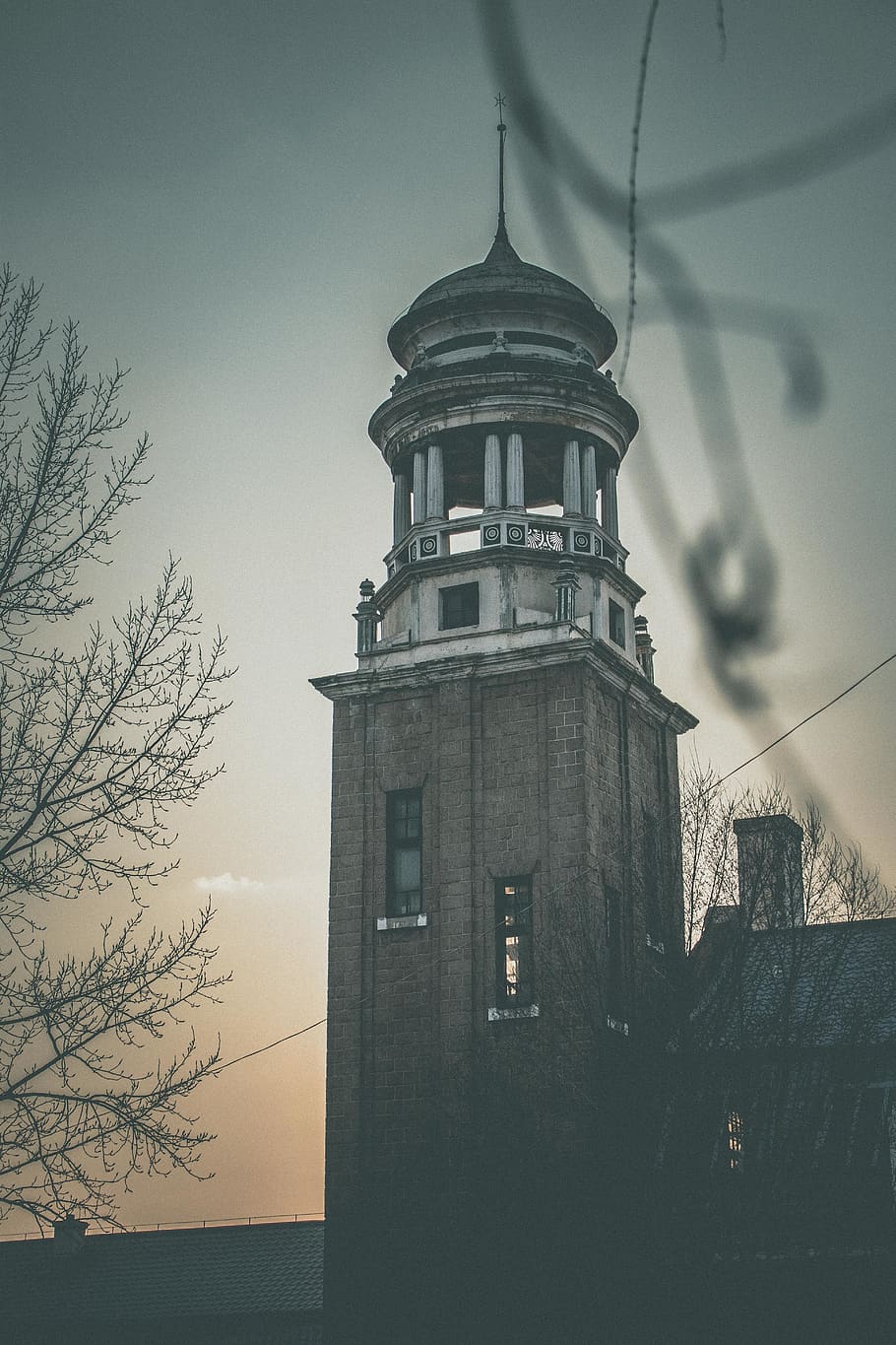 Gray Concrete Building on Focus Photography, architecture, clouds HD wallpaper