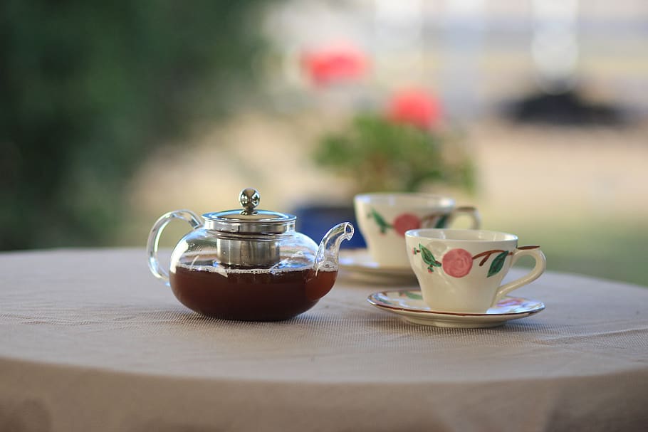 Clear Glass Teapot Near Teacups on Table Selective Focus Photography, HD wallpaper
