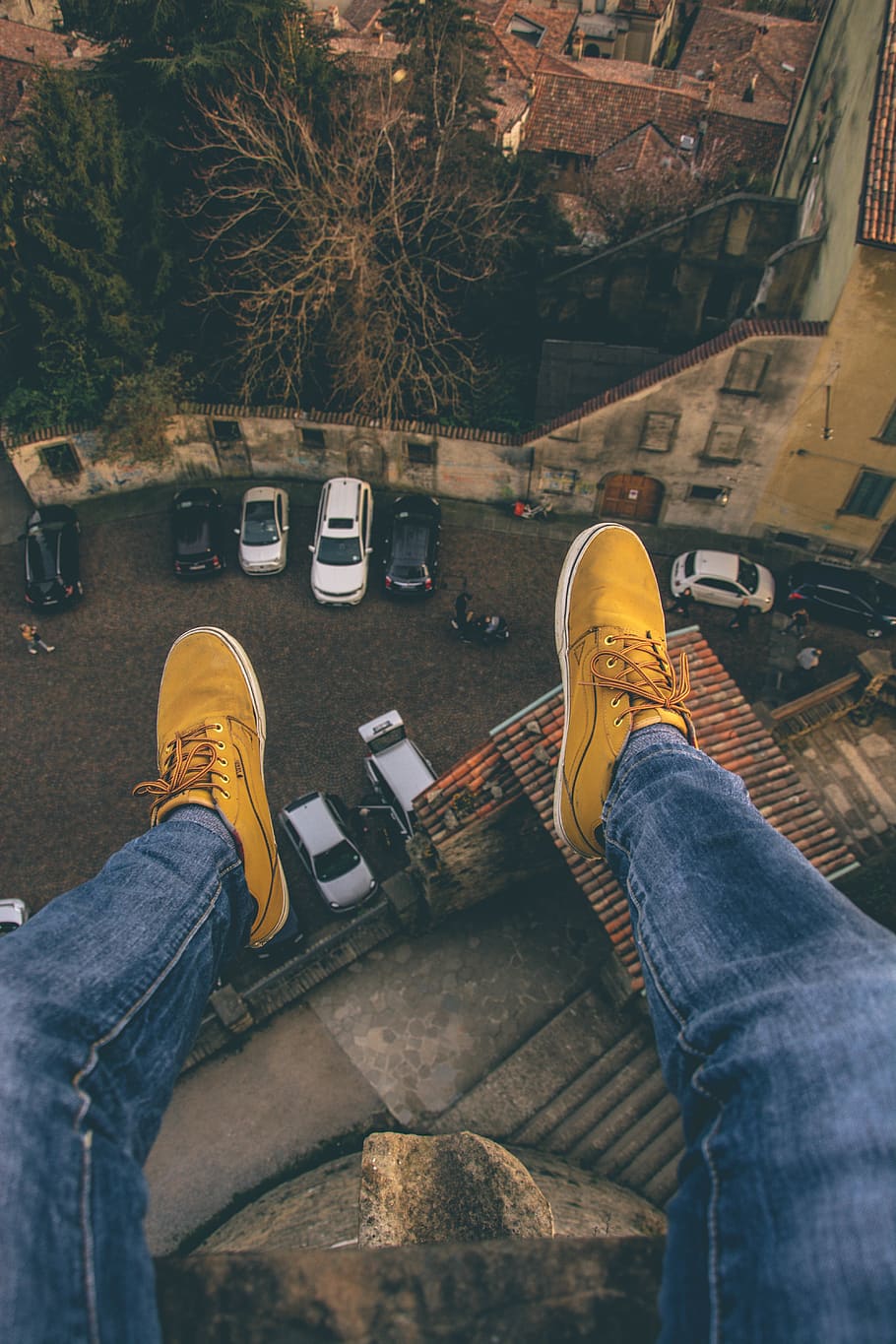 person sitting on rooftop, low section, shoe, human leg, personal perspective HD wallpaper