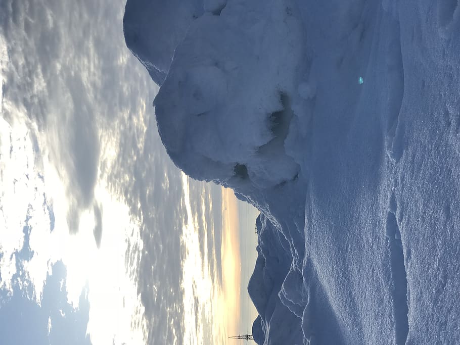 Northern cold. Зима в облачных глубинах. Фото бло снежные облако. Замороженная красота природы.