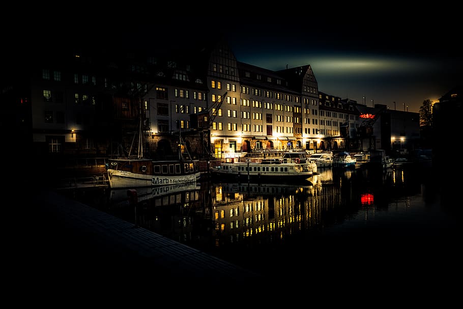 Yellow and Black Building, architecture, boats, dark, night, river HD wallpaper