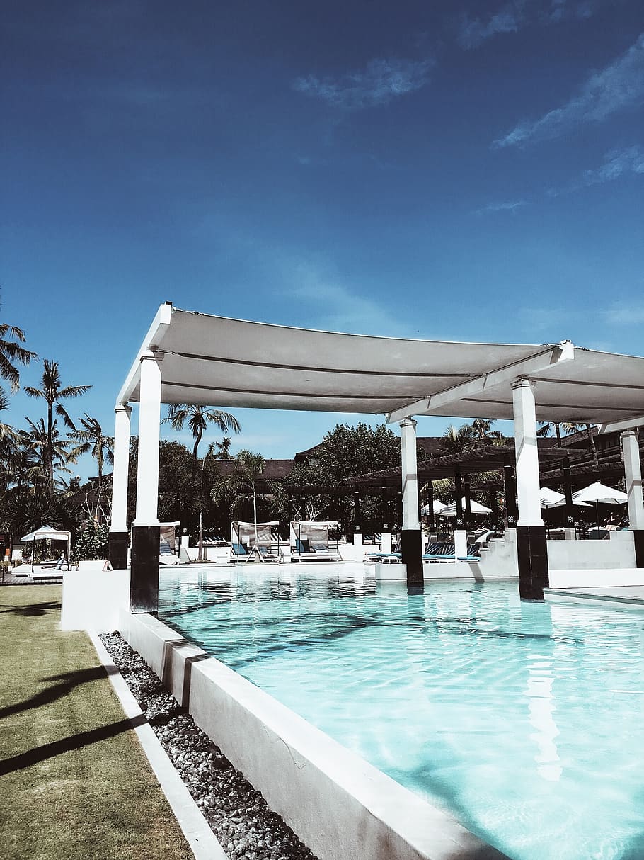 swimming pool with clear sky, architecture, chairs, clouds, daylight HD wallpaper
