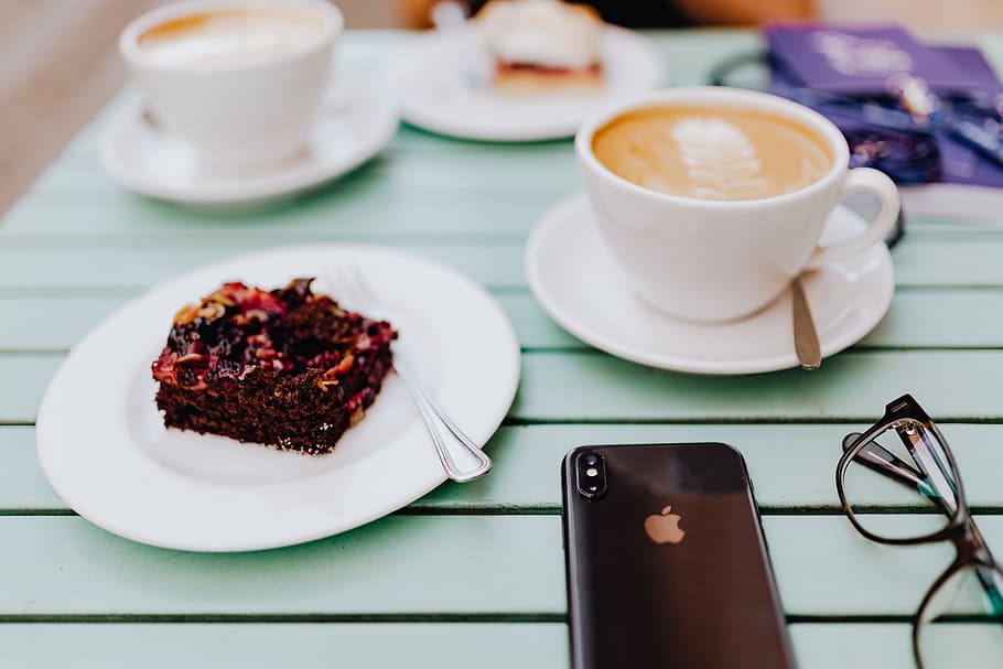 Drinking coffee and eating cake in a cafeteria, retaurant, lunch HD wallpaper