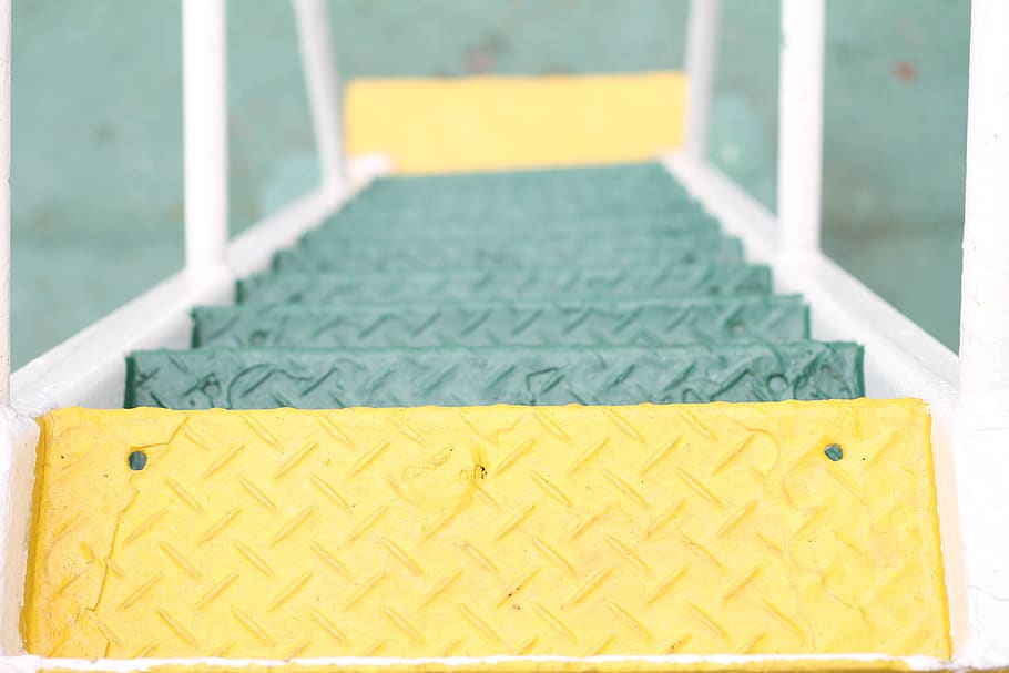 Green and Yellow Metal Diamond-plated Ladder High-angle Photography HD wallpaper