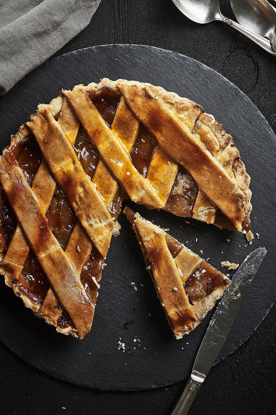 apple pie on black palte, food, food and drink, sweet food, freshness HD wallpaper