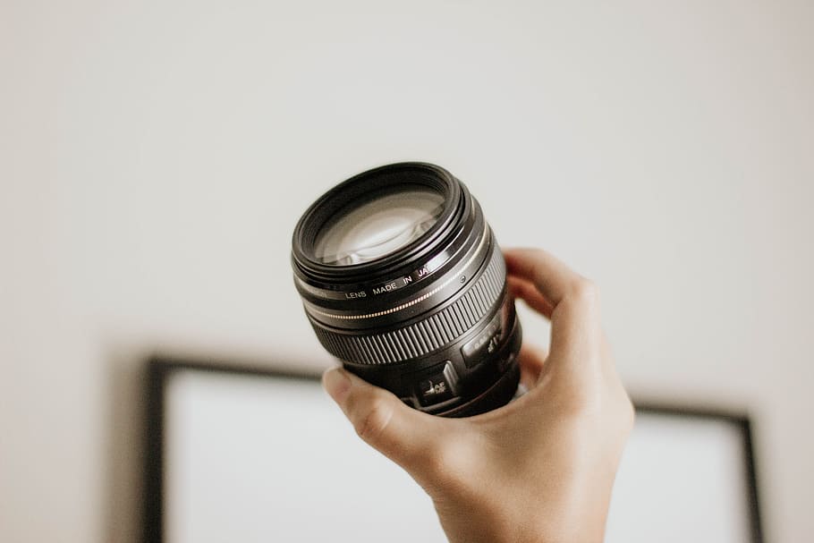 person holding DSLR camera lens, hand, closeup, detail, photography HD wallpaper