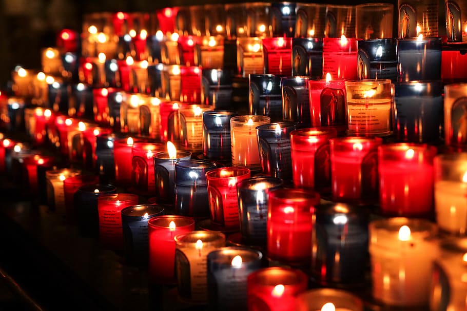pile of candles, flame, fire, row, dark, lit, red, blue, bar counter, HD wallpaper