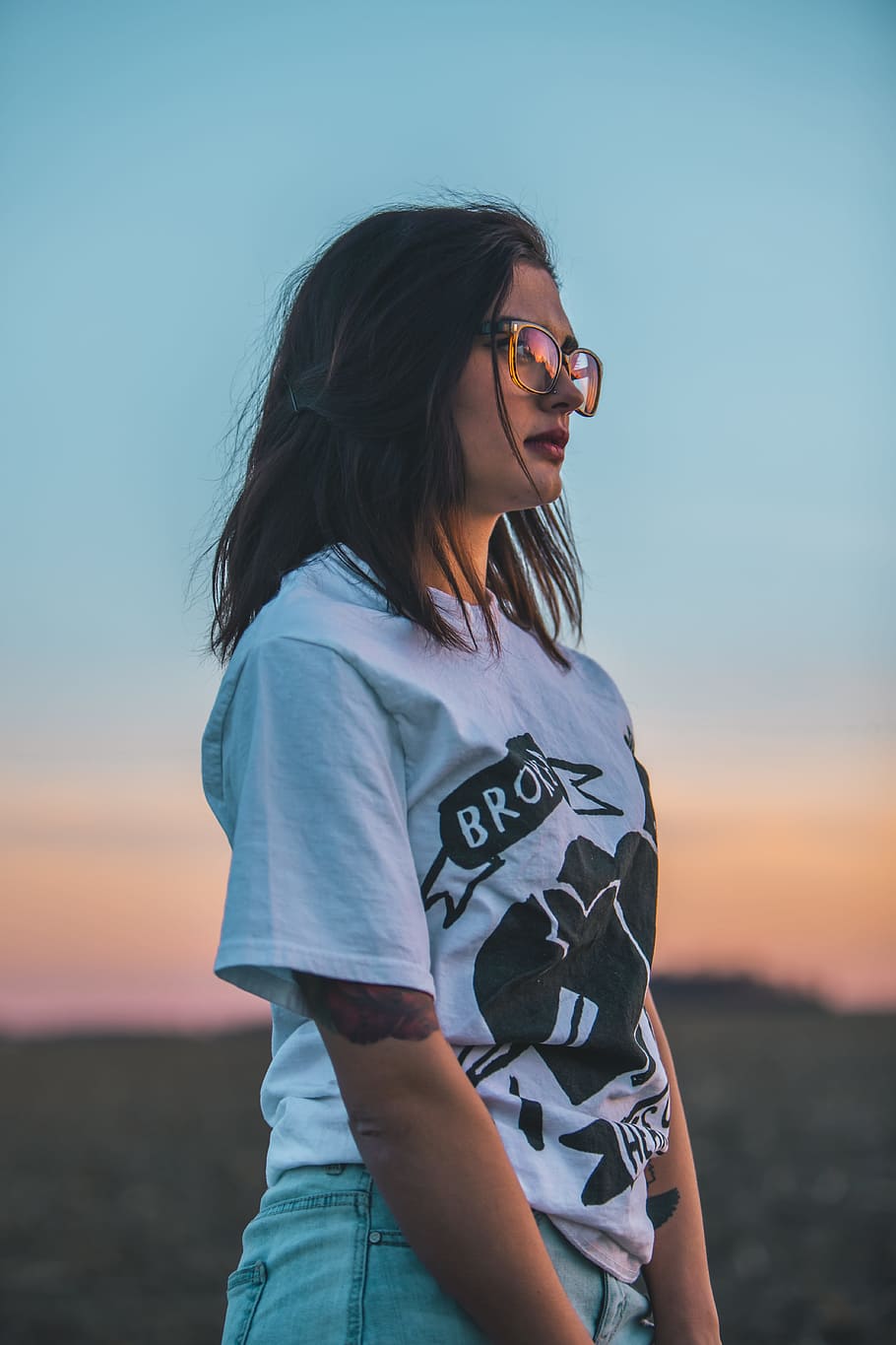 woman standing on brown field, hair, glasses, sky, reflection HD wallpaper