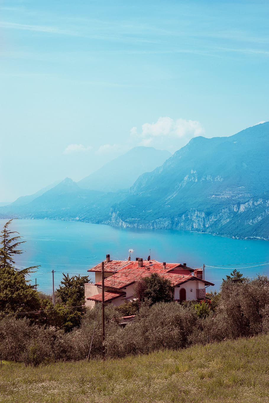 White House Near Sea and Mountains, architecture, blue sky, clouds HD wallpaper