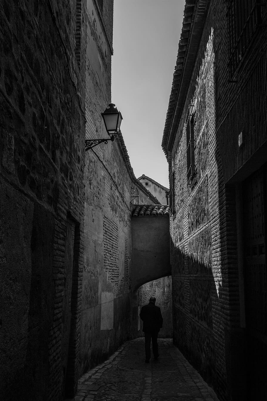 toledo, spain, blackandwhite, wall, man, darkness, city, village, HD wallpaper