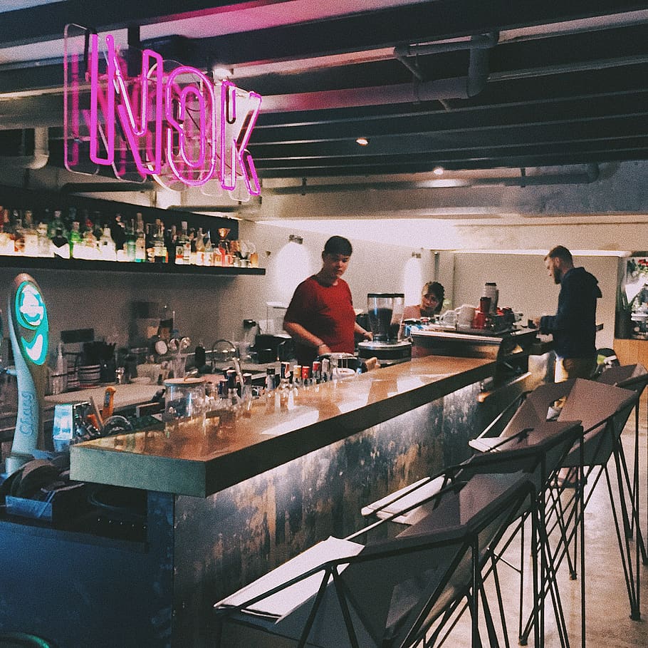 bar, drinks, alcohol, chairs, people, night, table, food and drink HD wallpaper