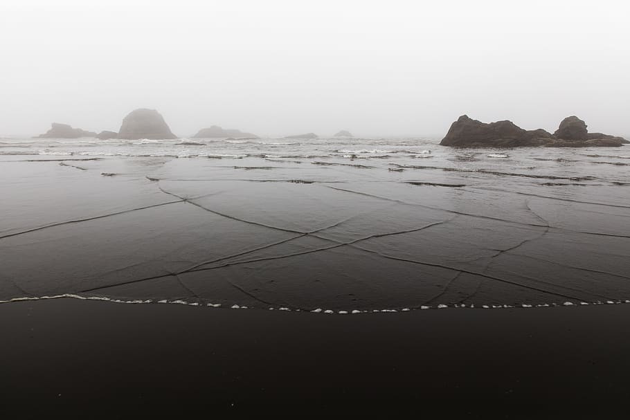 landscape photo of islets near shore, black and white, wafe, symmetry, HD wallpaper
