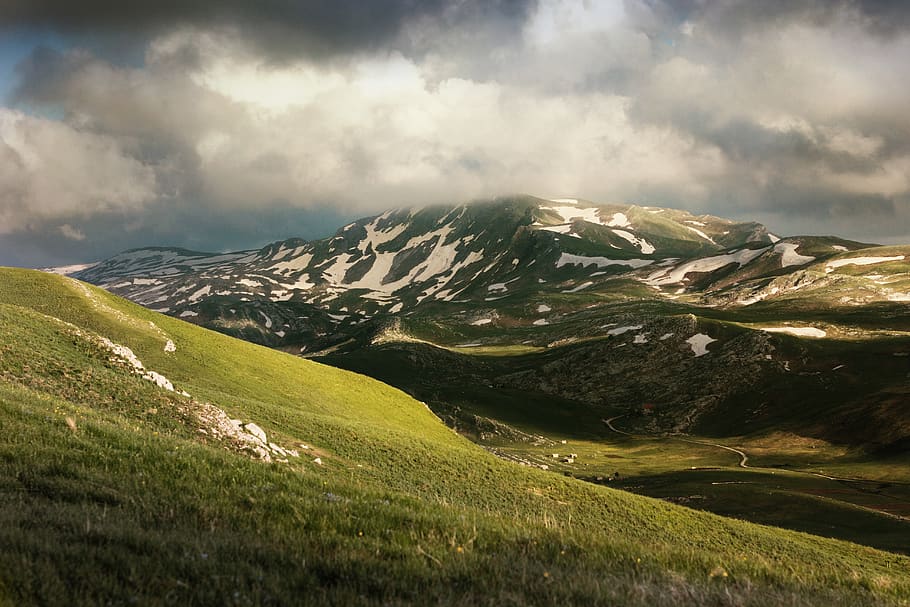 mountain rage view under cloudy sky during daytime, grassland HD wallpaper