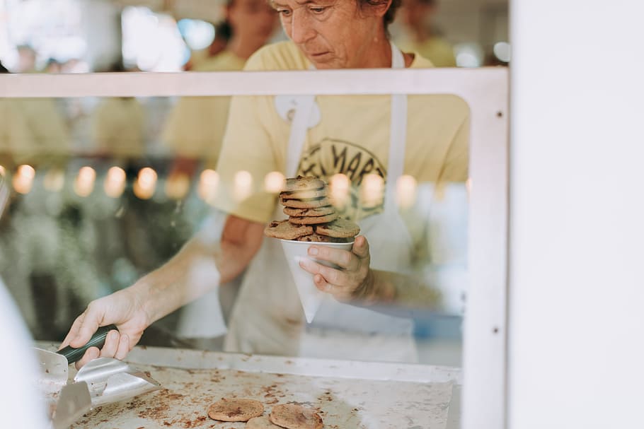 man cooking cookies, bakery, lady, bokeh, window, food, hungry HD wallpaper