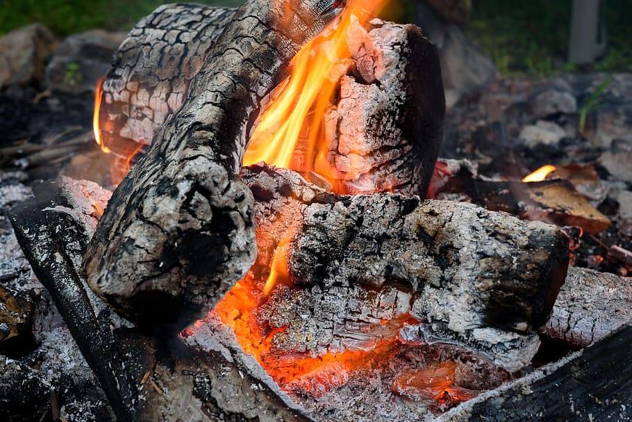 Wood on Fire, ashes, bonfire, burn, burning, burnt, campfire, HD wallpaper