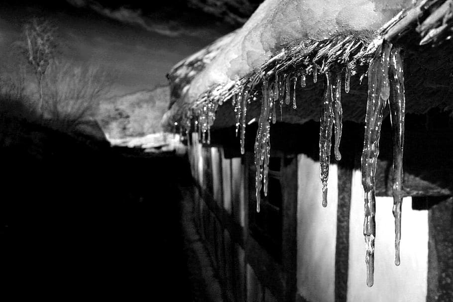 ice, snow, house, roof, bandw, black, white, grey, icicle, cold temperature HD wallpaper